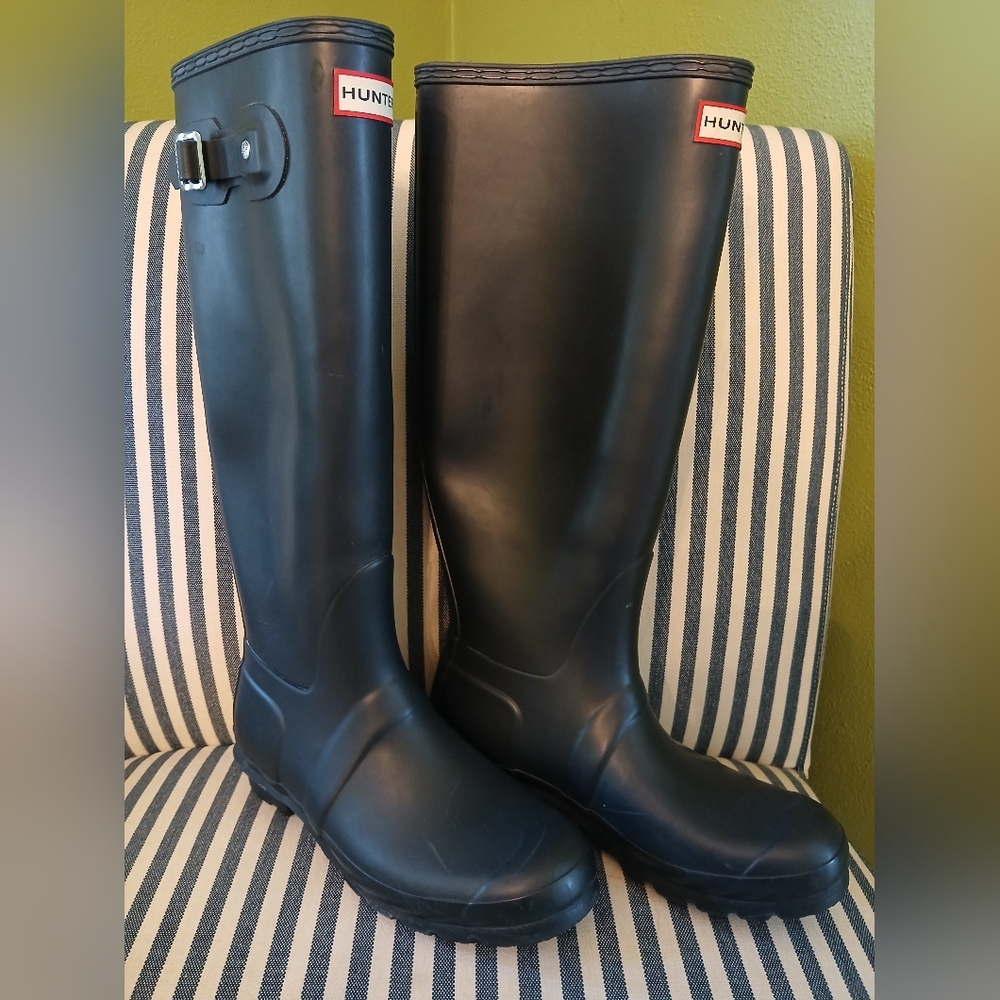 Hunter Original Tall Waterproof Matte navy/black Rain Boots, size 8 us